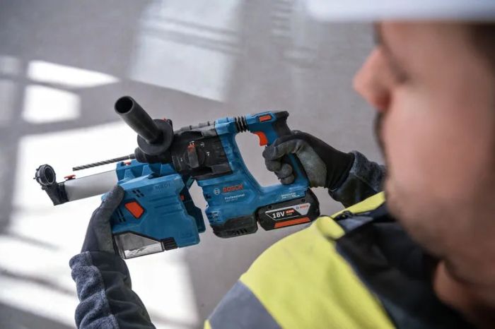 Набір із трьох акумуляторних інструментів Bosch Professional дриль-шурупокрут GSR 18V-45, перфоратор GBH 18V-22, Шліфмашина кутова GWS 18V-8 акб 3x4А·год, ЗП, сумка M-BAG
